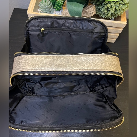 Versace Parfums Black/Gold Toiletry Pouch - Picture 13 of 13